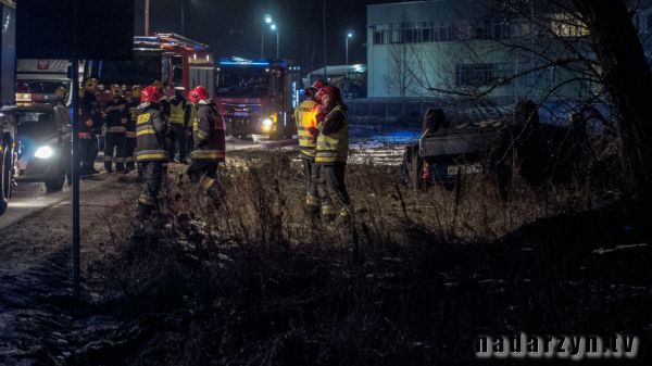 Na obwodnicy węzła Młochów dachowało auto